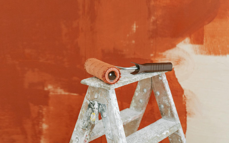 9 Mistakes Homeowners Make When Painting Their Own Walls That Lead to Peeling and Streaks